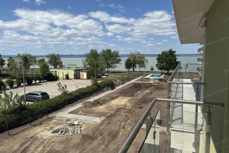 Siófok Ezüstpart/Széplak határán, új építésű, vízparti, panorámás, medencés lakás eladó!
