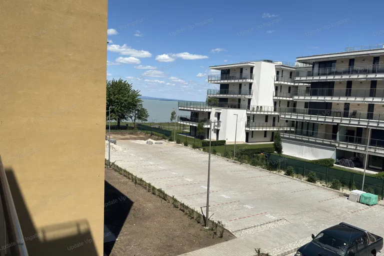 Siófok ezüstpart/széplak határán, új építésű, vízparti, panorámás, medencés lakás eladó!