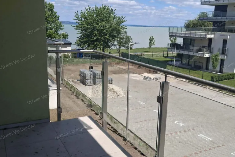 Siófok Ezüstpart/Széplak határán, új építésű, vízparti, panorámás, medencés lakás eladó!