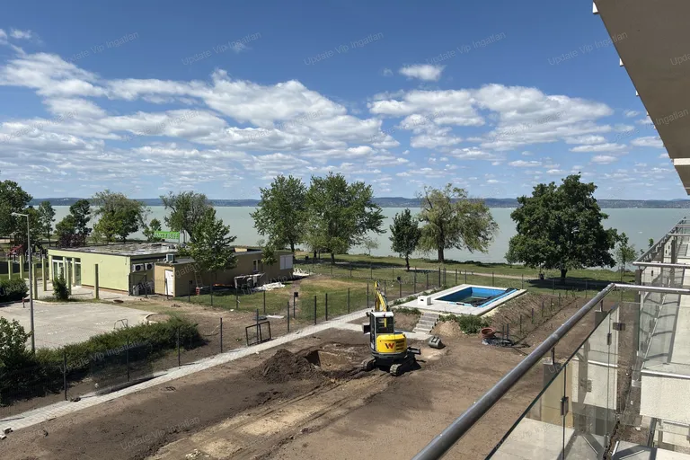 Siófok Széplak/Ezüstpart határán, új építésű, vízparti, panorámás, medencés lakás eladó!