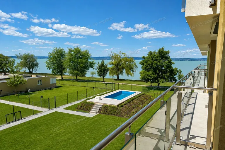 Siófok Széplak/Ezüstpart határán, új építésű, vízparti, panorámás, medencés lakás eladó!
