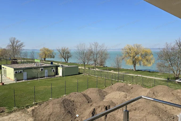 Siófok Széplak/Ezüstpart határán, új építésű, vízparti, panorámás, medencés lakás eladó!