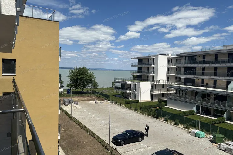 Siófok Széplak/Ezüstpart határán, új építésű, vízparti, panorámás, medencés lakás eladó!