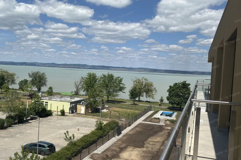 Siófok Ezüstpart/Széplak határán, új építésű, vízparti, panorámás, medencés lakás eladó!