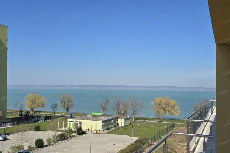Siófok Széplak/Ezüstpart határán, új építésű, vízparti, panorámás, medencés lakás eladó!