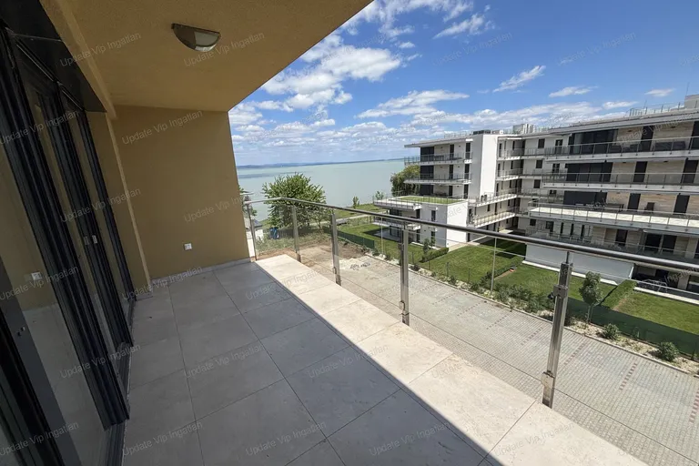 Siófok ezüstpart/széplak határán, új építésű, vízparti, panorámás, medencés lakás eladó!