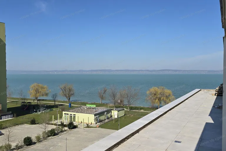 Siófok széplak/ezüstpart határán, új építésű, vízparti, panorámás, medencés lakás eladó!