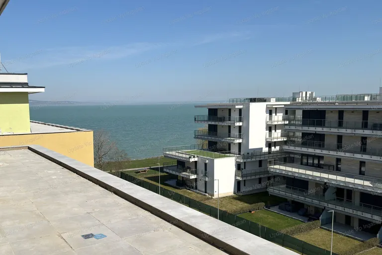 Siófok ezüstpart/széplak határán, új építésű, vízparti, panorámás, medencés lakás eladó!