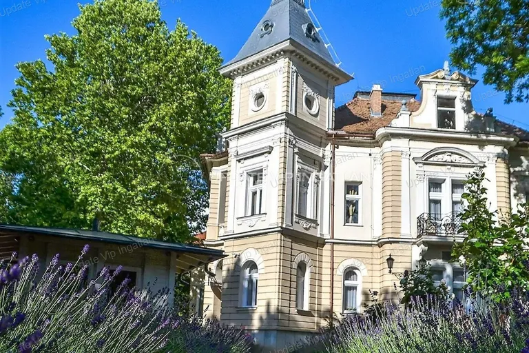 Siófok egyik legszebb részén, felújított, romantikus stilusú villa hotel eladó!