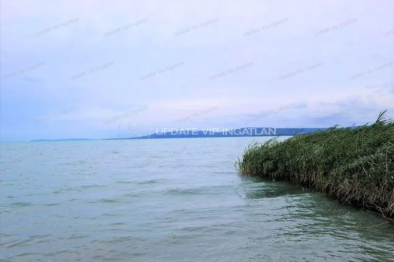 Balatonkenesén sajátvízpartos telek eladó!