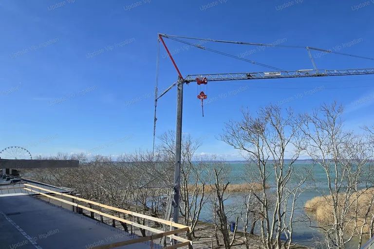 SIÓFOK ARANYPARTON VÍZPARTI, ÚJÉPÍTÉSŰ PANORÁMÁS LAKÁS ELADÓ!