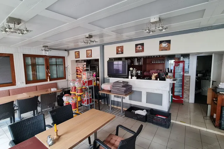 EGÉSZ ÉVBEN ÜZEMELTETHETŐ PIZZÉRIA A HOZZÁTARTOZÓ EMELETEN LÉVŐ 3 SZOBÁS APARTMANNAL SIÓFOK ARANYPARTJÁN A BALATONTÓL, SZABADSTRANDTÓL, GALERIUS FÜRDŐTŐL KB. 80-100 MÉTERRE ELADÓ!