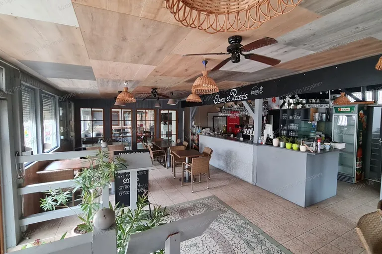 SIÓFOK ARANYPARTON 30 FŐ BEFOGADÁSÁRA ALKALMAS, EGÉSZ ÉVBEN ÜZEMELTETHETŐ PIZZÉRIA ELADÓ!