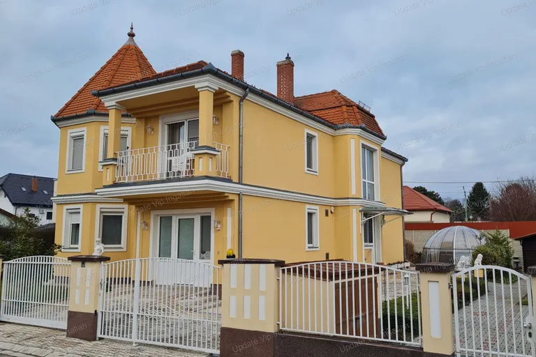 SIÓFOK BELVÁROSBAN, NÉHÁNY PERCRE A BALATONTÓL VILLA ELADÓ!