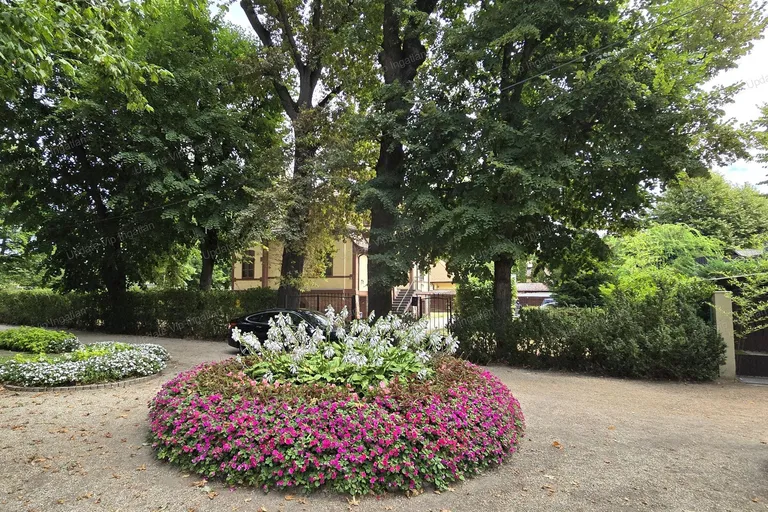 SIÓFOK JÓKAI PARKBAN A SZÁZADFORDULÓ IDEJÉN ÉPÜLT (7 lakásos) VILLA ELADÓ!