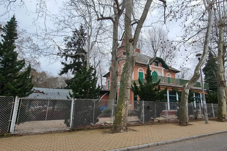 SIÓFOK ARANYPARTON XIX SZÁZAD VÉGÉN ÉPÜLT VILLA ELADÓ!