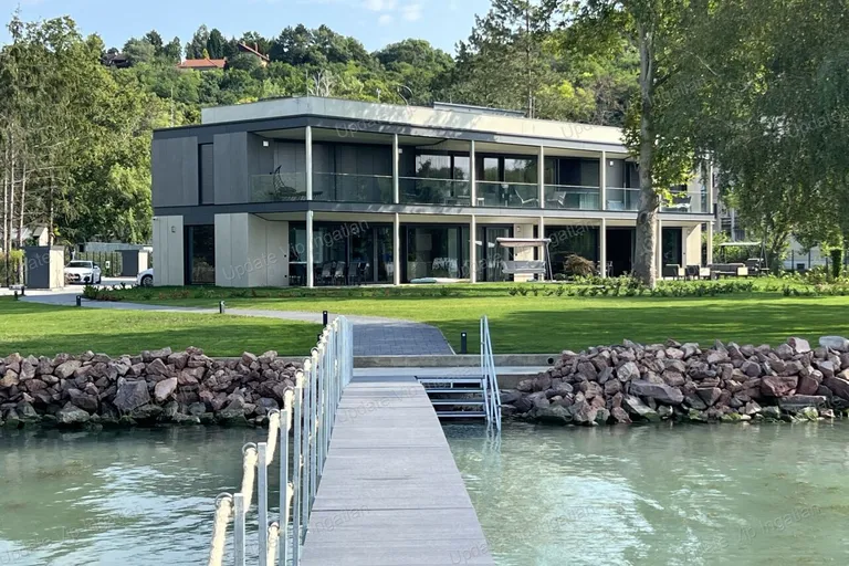 MAGAS MINŐSÉGŰ, SAJÁT VÍZPARTOS NYARALÓ BALATONAKARATTYÁN!