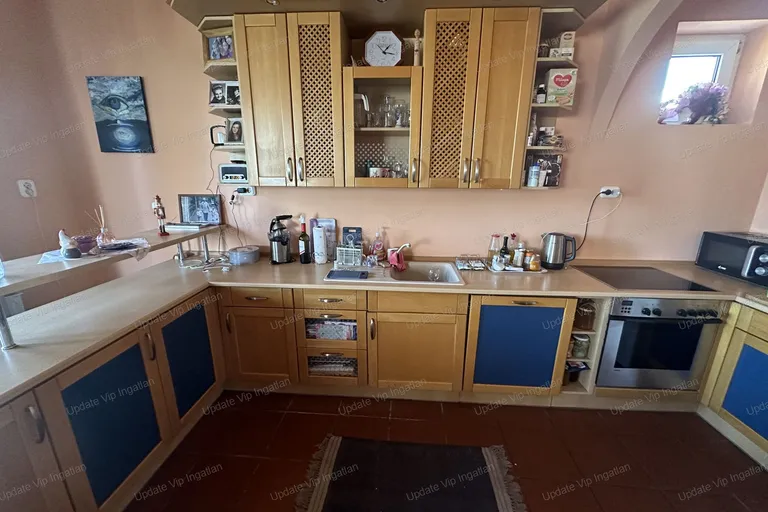 Balatonföldváron örökpanorámás pizzéria, családi ház eladó !