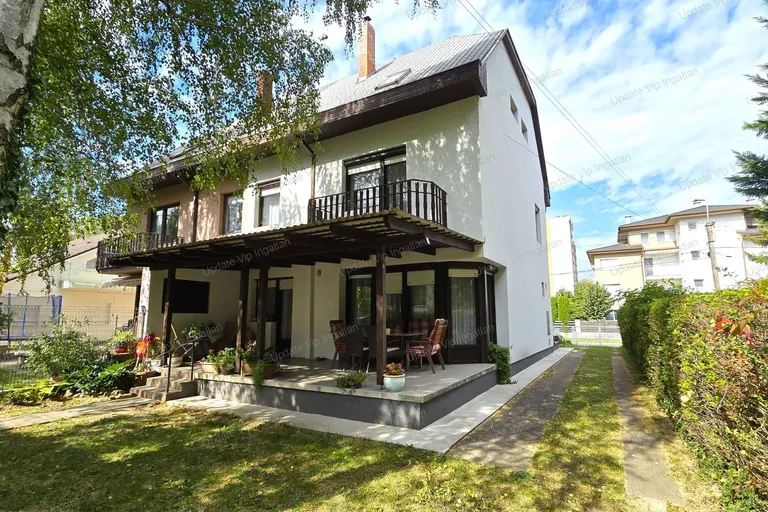 Ikerfél nyaraló / családi ház eladó, mindössze 150 méterre a Balatontól!