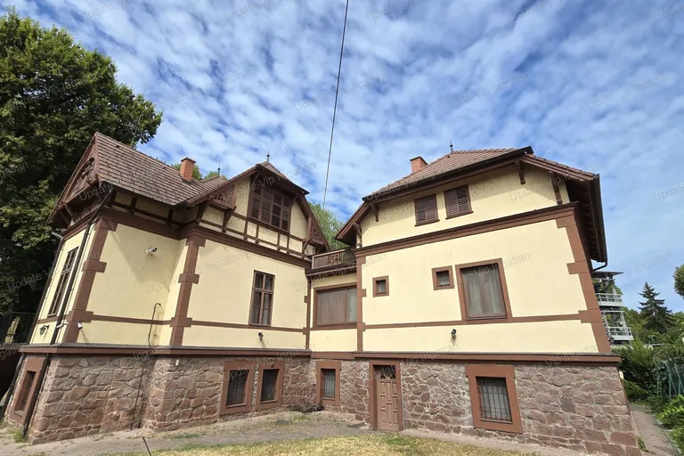 SIÓFOK JÓKAI PARKBAN A SZÁZADFORDULÓ IDEJÉN ÉPÜLT (7 lakásos) VILLA ELADÓ!