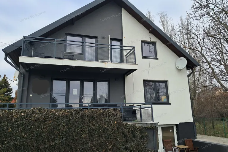 Eladó ingatlan Balatonfüred szívében – Exkluzív 49,07 m²-es, felújított lakás medencével és kerttel!