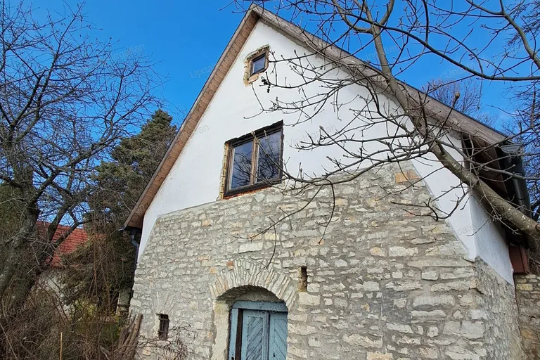 Balatoni örökpanorámás pince eladó!