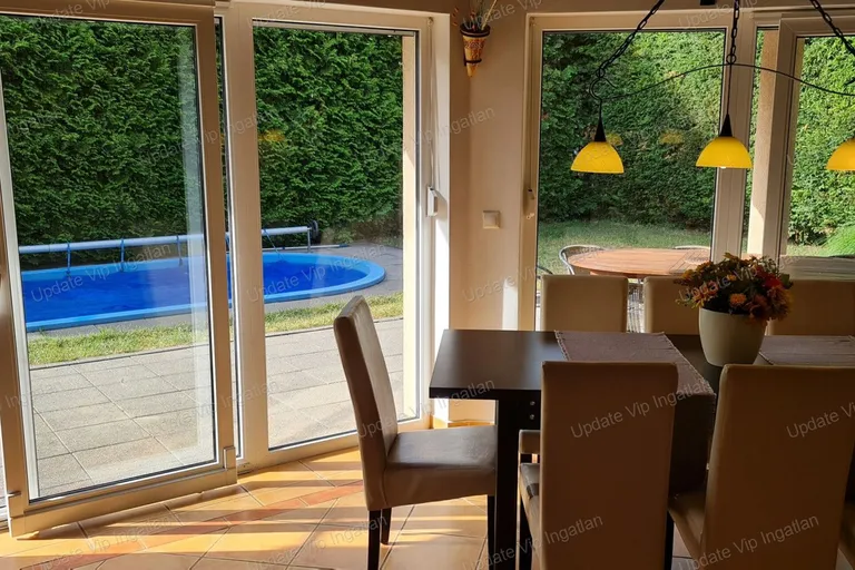SIÓFOK SZABADIFÜRDŐN KÉTSZINTES, MEDENCÉS, JACUZZIS CSALÁDI HÁZ ELADÓ!
