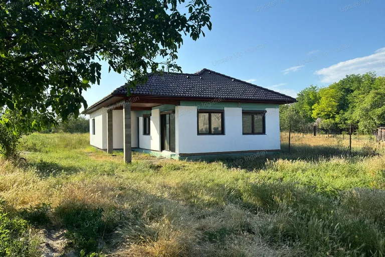 BALATONSZABADIBAN, ÚJ ÉPÍTÉSŰ, IGÉNYES KIVITELEZÉSŰ CSALÁDI HÁZ ELADÓ