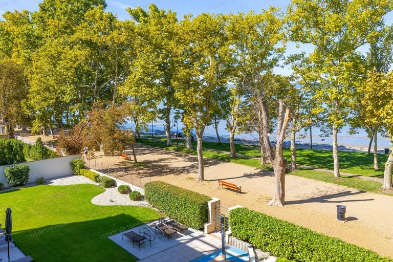 Balatonföldváron vízparti, panorámás, belső wellnesses, külső medencés lakás eladó!