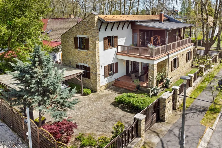 SIÓFOK ARANYPART EGYIK LEGPATINÁSABB UTCÁJÁBAN, NÉHÁNY LÉPÉSRE A BALATONTÓL CSALÁDI HÁZ ELADÓ!