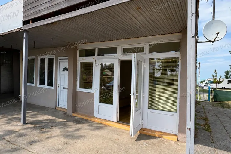 Szántódon, a rév közelében, üzletként nyilvántartott apartman eladó!