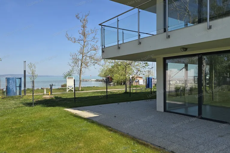 Siófok Széplakon, újépítésű, vízparti, medencés, fronti, örök balatoni panorámás lakás eladó!