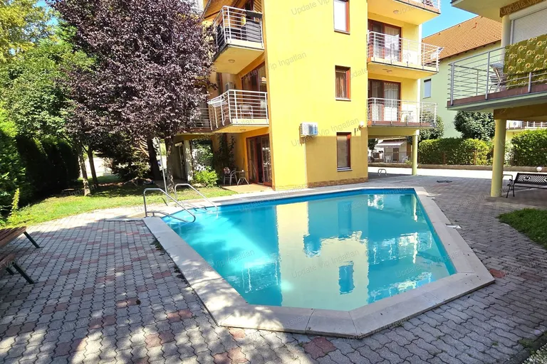 SIÓFOK ARANYPARTON MEDENCÉS TÁRSASHÁZBAN LAKÁS ELADÓ!