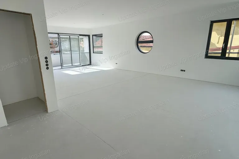 Privát kert és tágas terasz az Aranypart szívében!