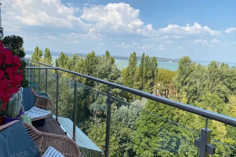 BALATONFÖLDVÁRON PANORÁMÁS APARTMAN ELADÓ!