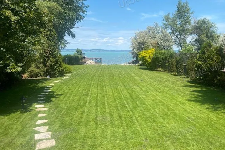 Eladó vízparti családi ház Zamárdiban – saját stéggel és panorámával a Balatonra!