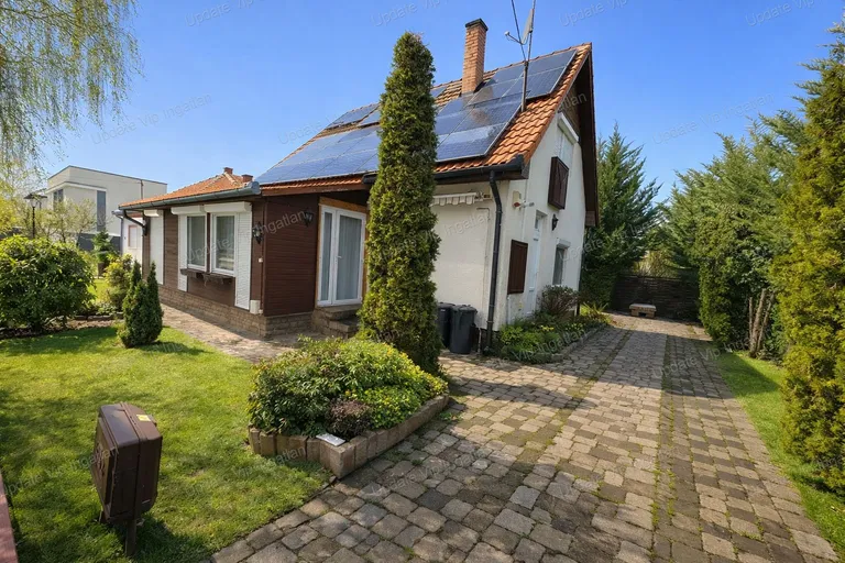 BALATONSZÉPLAKON ELADÓ CSALÁDI HÁZ , JACUZZIVAL!