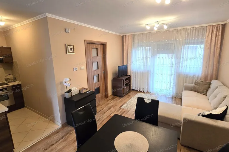 Siófok Aranyparton, néhány lépésre (kb 60m) a Balatontól, medencés társasházban lakás HOSSZÚTÁVRA KIADÓ!