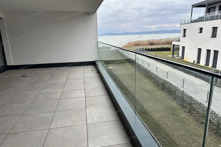 Vízparti,új építésű lakás Balatonszemesen eladó