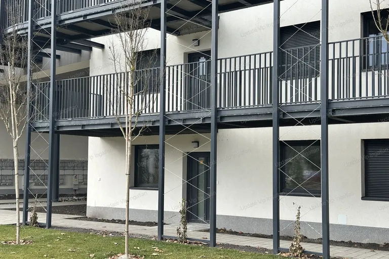 Vízparti,új építésű lakás Balatonszemesen eladó