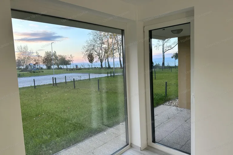 SIÓFOK EZÜSTPART/SZÉPLAK HATÁRÁN, ÚJÉPÍTÉSŰ, VÍZPARTI, PANORÁMÁS, MEDENCÉS LAKÁS KIADÓ!