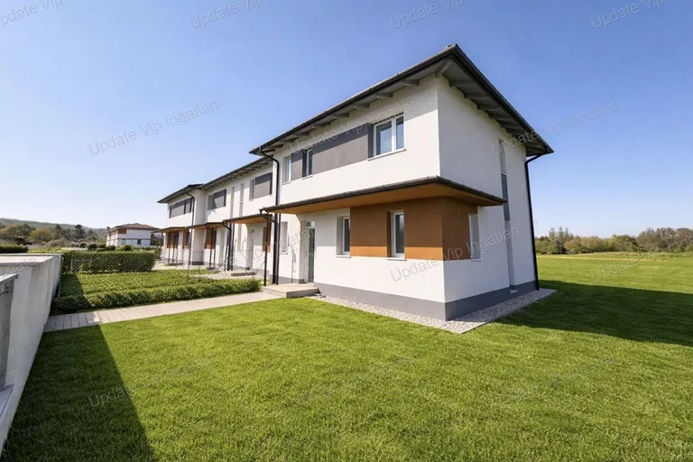 Balatonföldváron kertkapcsolatos,2 szintes lakás eladó