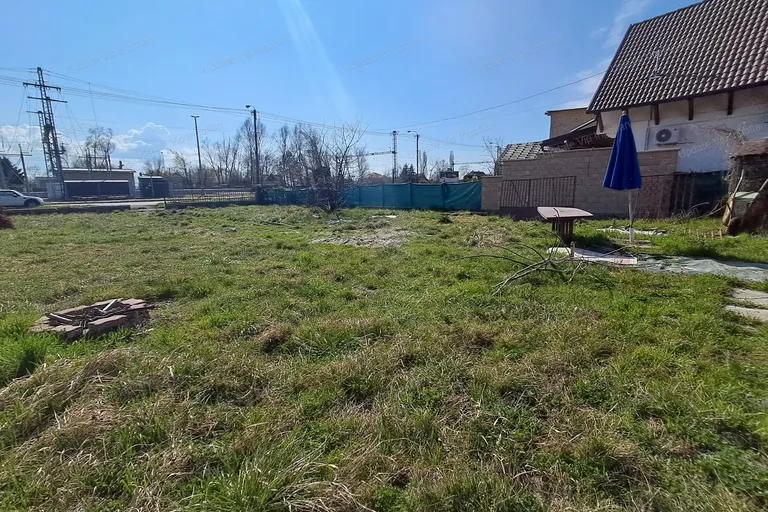 Befektetési lehetőség Balatonkenesén – nagy telek, bővítési lehetőséggel!