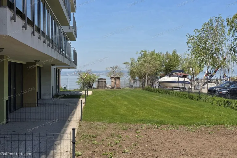 Siófok Széplakon, újépítésű, vízparti, balatoni panorámás, medencés lakás eladó!