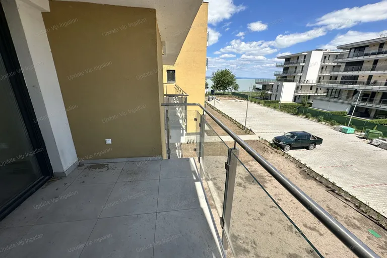 Siófok ezüstpart/széplak határán, új építésű, vízparti, panorámás, medencés lakás eladó!