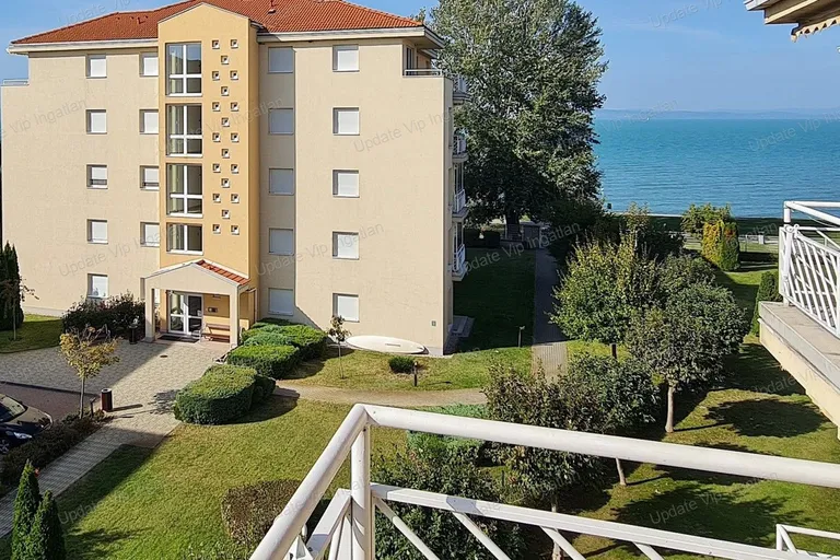 SIÓFOK ARANYPARTON PANORÁMÁS, VÍZPARTI LAKÁS PARKOLÓVAL ELADÓ!