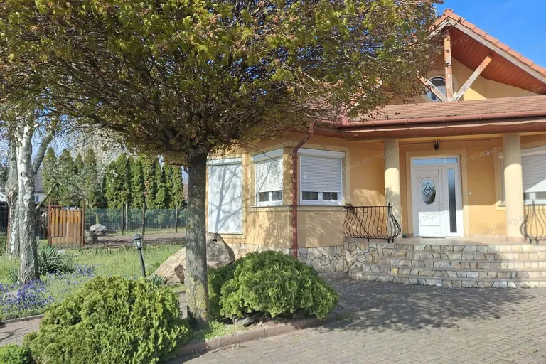 Szabadbattyánban újszerű családiház eladó