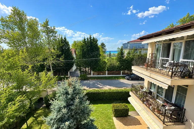 SZÁNTÓD – BALATONKÖZELI, RÉSZPANORÁMÁS LAKÁS SAJÁT STRANDHASZNÁLATTAL