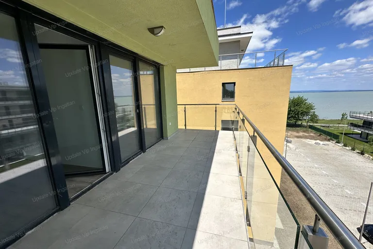 Siófok széplak/ezüstpart határán, új építésű, vízparti, panorámás, medencés lakás eladó!