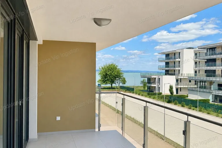 SIÓFOK EZÜSTPART – ÚJ ÉPÍTÉSŰ, VÍZPARTI, PANORÁMÁS, MEDENCÉS LAKÁS ELADÓ!